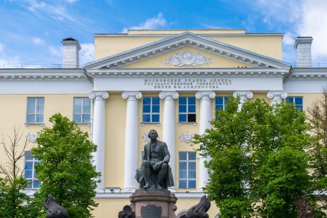 海外の大学キャンパスで学生たちが交流している様子